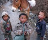 Kinder  in Tatopani